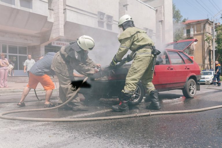 В Днепре на ходу загорелся автомобиль (фото, видео)