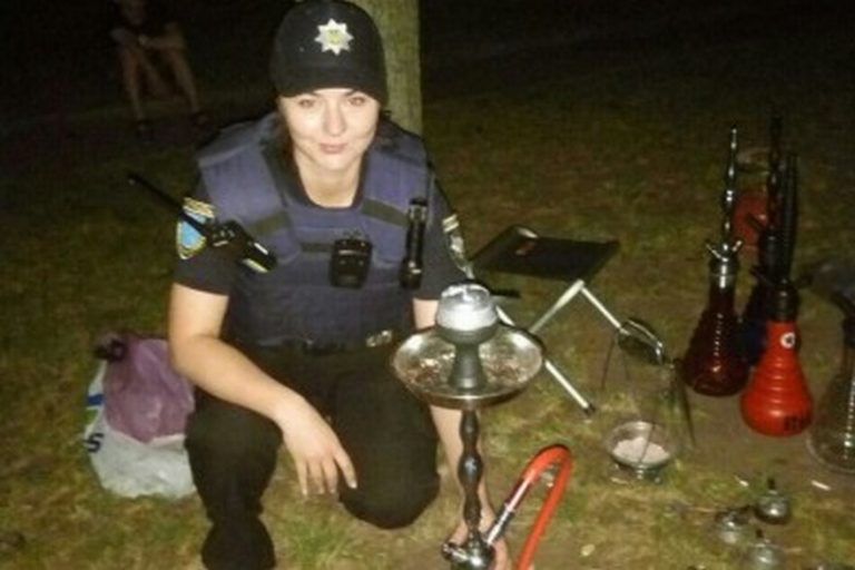 В Днепре на набережной полиция изъяла кальяны
