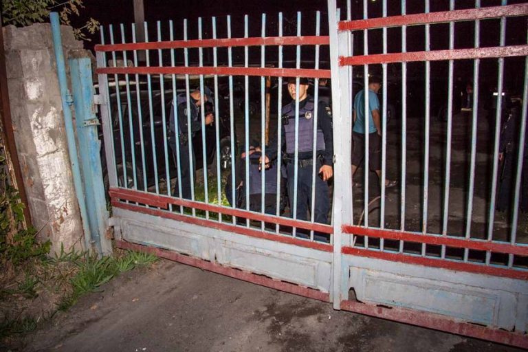 В Днепре неизвестные с оружием хотели захватить парковку (фото)