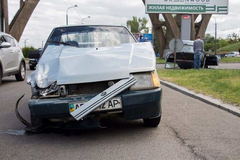 В Днепре под мостом перевернулся учебный автомобиль (фото)