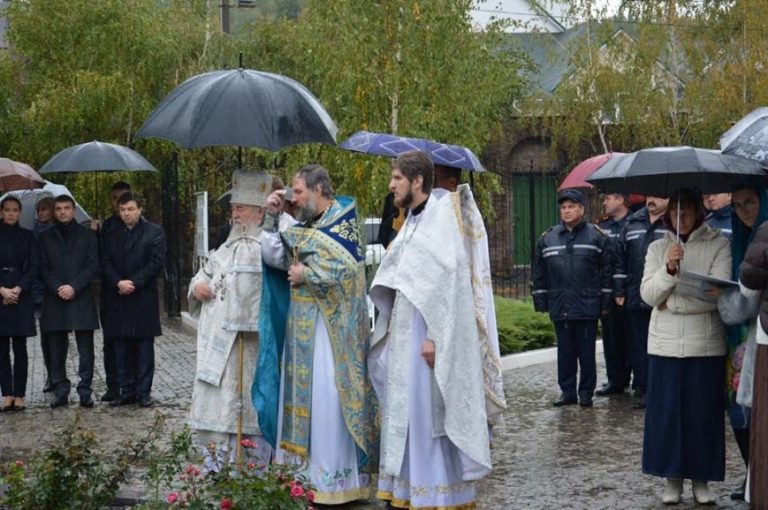 В Днепре под проливным дождем почтили память погибших в результате взрыва на ул. Мандрыковской