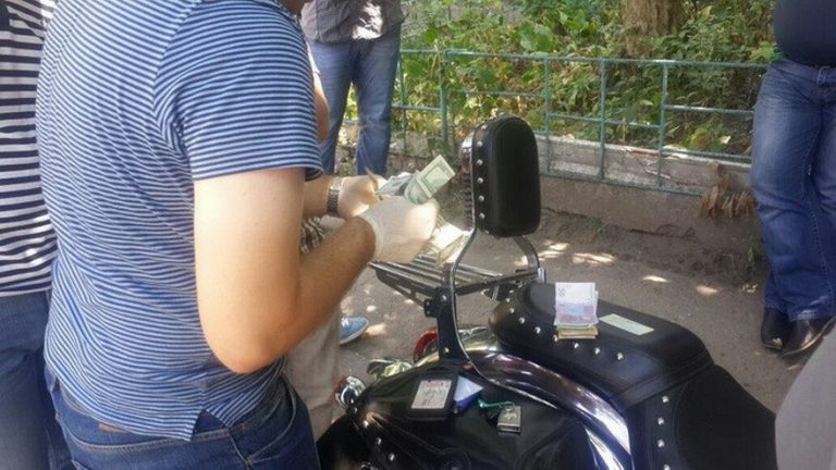 В Днепре СБУ задержала на взятке начальника одного из отделов уголовного розыска полиции (фото, видео)