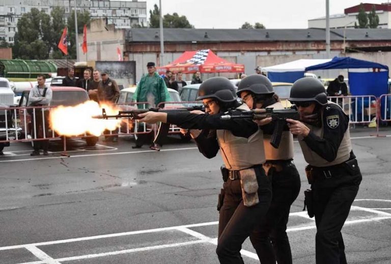 В Днепре школьникам показали как бороться с бандитами