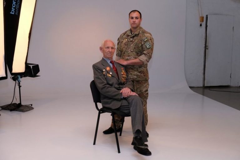 В Днепре участники Второй мировой и АТОшники приняли участие в фотопроекте «Ветеран — ветерану»