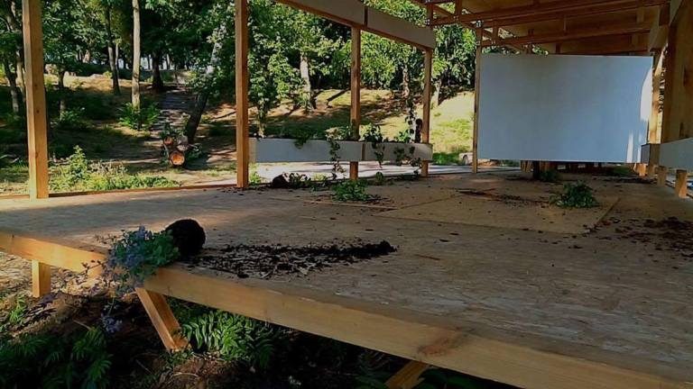 В Днепре вандалы «поиздевались» над новой сценой в парке Шевченка (Фото)