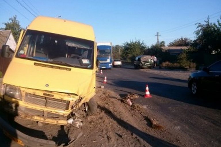 В Днепре водитель на «Hyundai» врезался в маршрутку: есть пострадавшие
