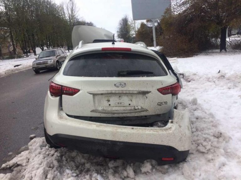 В Днепре водитель снес столб и сбежал с места ДТП
