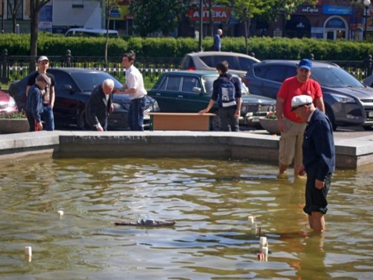 В Днепре возле горсовета проходят соревнования по запуску кораблей (фото)