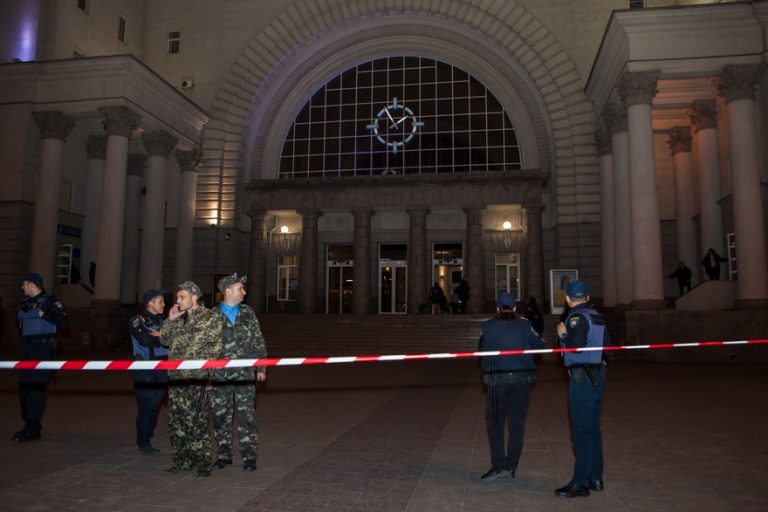 В Днепре заминировали ж/д вокзал: эвакуировали пассажиров и работников (фото)