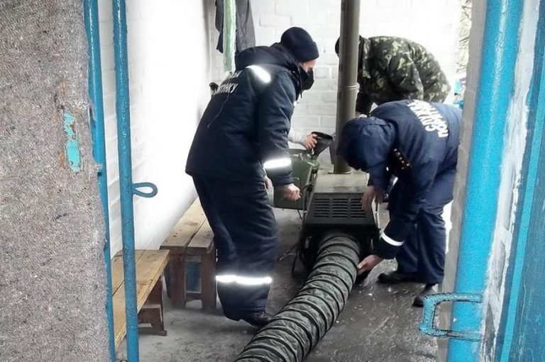 В Днепропетровской области спасатели обогревают дом-интернат для престарелых