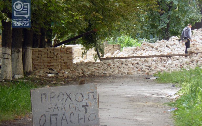 В Павлограде разбирают старинные казармы, построенные больше 100 лет назад (ФОТО)