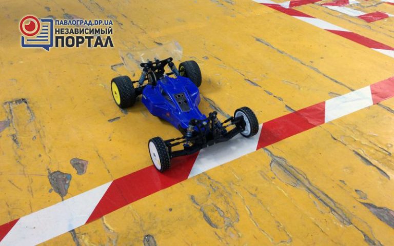 В Павлограде школьники гоняли на радиоуправляемых моделях авто (ВИДЕО)