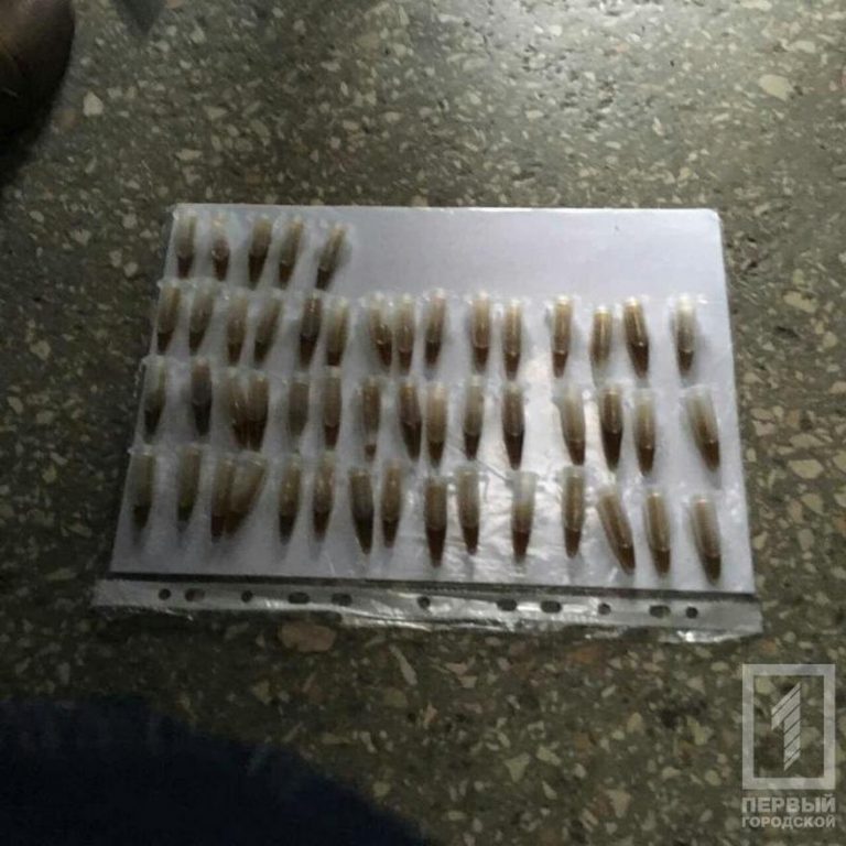 В подъезде полиция задержала троих парней с наркотиками (фото)
