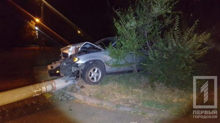 Водитель на «BMW» снёс столб (фото)