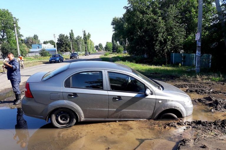 Жесткое ДТП: автоледи на «Chevrolet Aveo» застряла в грязи (фото)