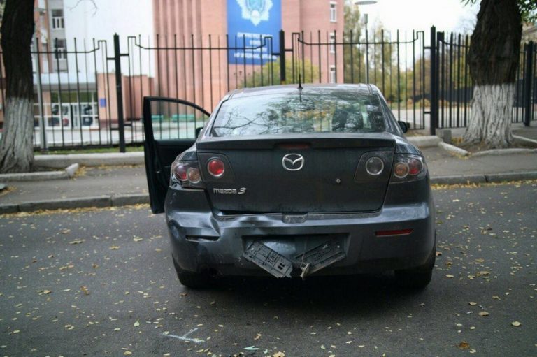 Жесткое ДТП в Днепре: «Mazda» сбила светофор и врезалась в «Acura» (фото)