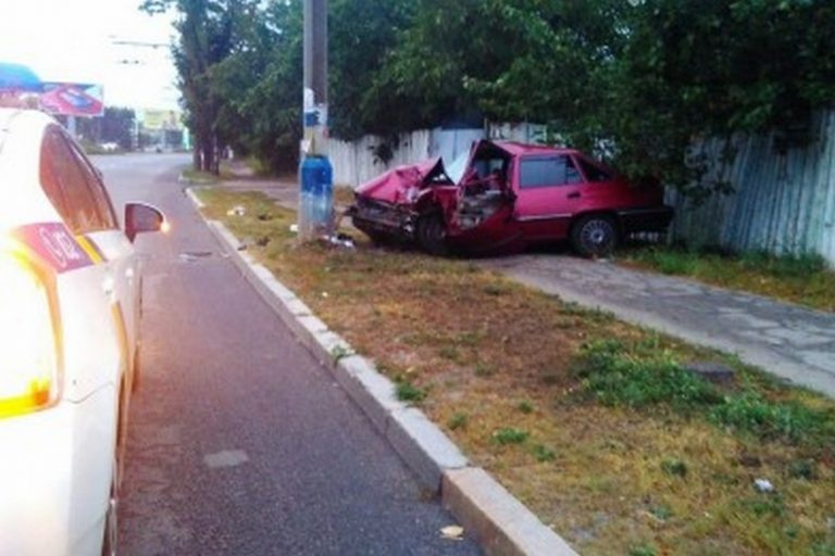 Жесткое ДТП в Днепре: таксист уснул за рулем и врезался в столб (фото)