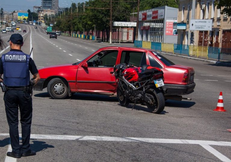 Жесткое ДТП в Днепре: виновница аварии ехала без прав и страховки (фото)
