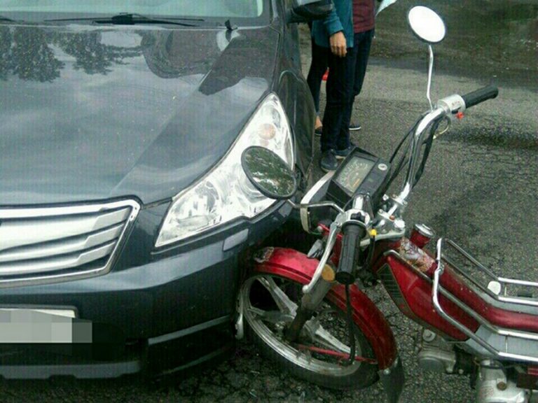 Жесткое ДТП в Днепре: водитель оставил двоих пострадавших и сбежал с места аварии (фото)