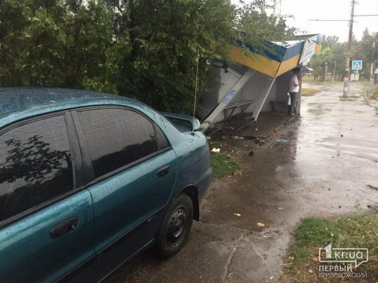 Жесткое ДТП: водитель на «Daewoo Lanos» врезался в остановку (фото)