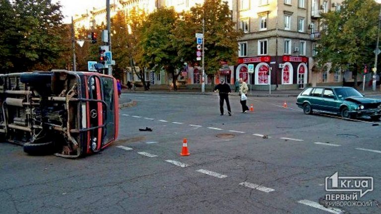 Жесткое ДТП: водитель на «Mercedes-Benz» врезался в «BMW» и перевернулся (фото)