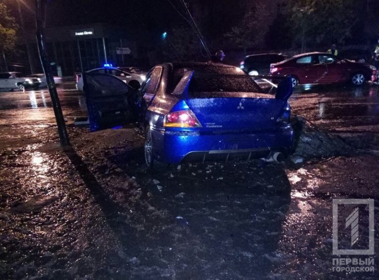 Жуткая авария: водитель на «Mitsubishi» снес электроопору (фото)