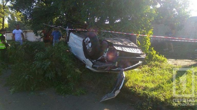 Жуткое ДТП: «KIA» врезалась в дерево и перевернулась (фото)