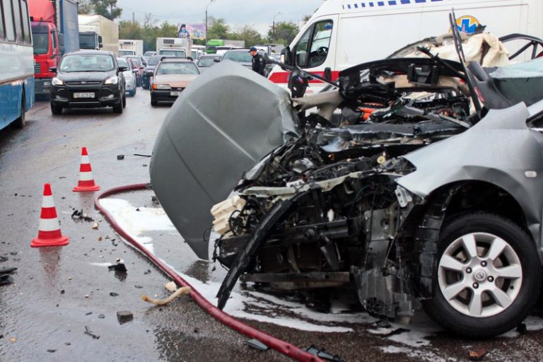 Жуткое ДТП в Днепре: от столкновения с «Nissan» загорелся «Lexus», пострадали 5 человек (фото, видео)