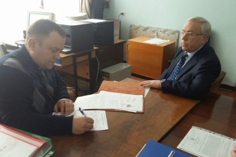 Действующий мэр Кривого Рога Юрий Вилкул подал документы в городскую избирательную комиссию для участия в досрочных выборах