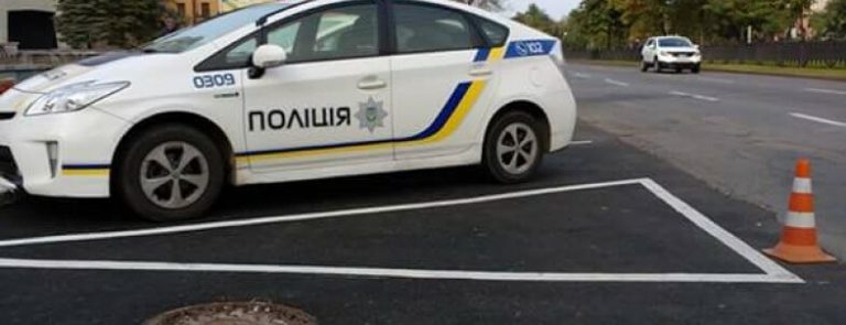 Днепровские копы заняли место для инвалидов на парковке перед горсоветом