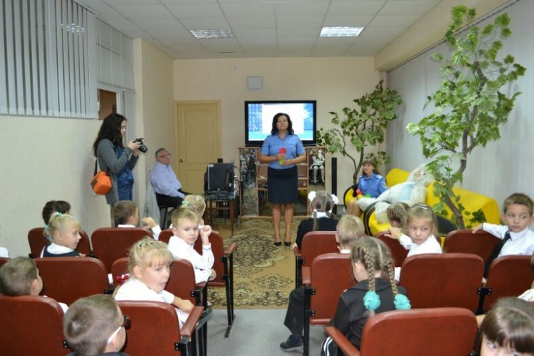 Днепровские полицейские научили детей вести себя на дороге