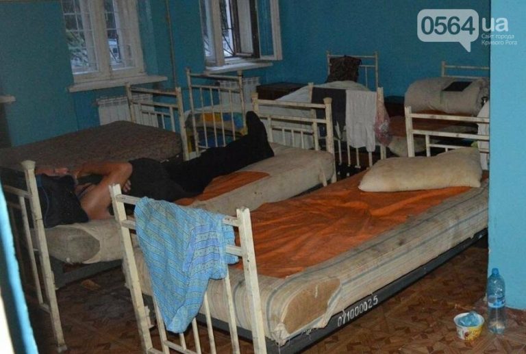 Дом или ночлежка? Криворожские активисты показали нечеловеческие условия, в которых живут люди