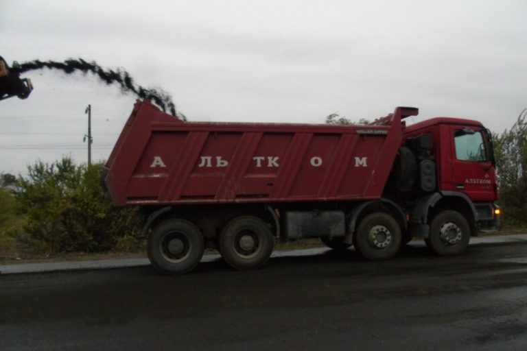 Дорожники срезают фрезой «дорожное покрытие» на трассе Днепр-Кривой Рог- Николаев