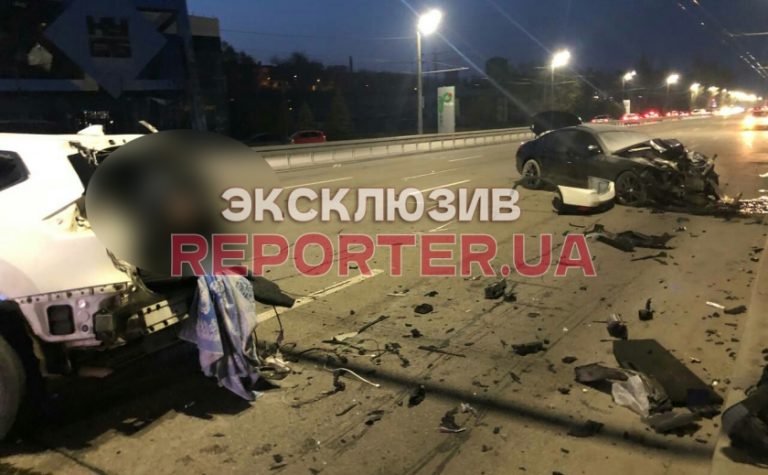 ДТП на Набережной Днепра: погиб водитель и две девушки