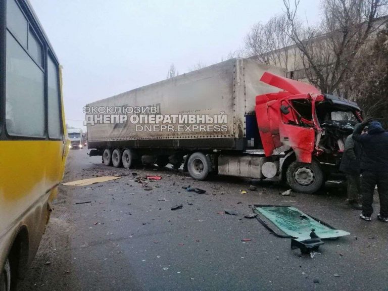 ДТП с пострадавшими: в Днепре маршрутка выехала на встречную полосу и врезалась в грузовик