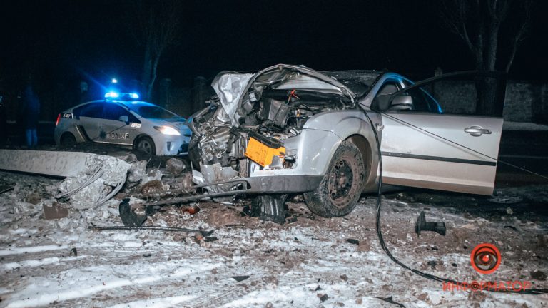 ДТП в Днепре: пьяный водитель врезался в электроопору