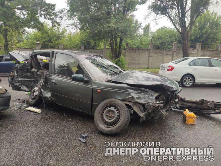 ДТП в Днепре: пострадал водитель