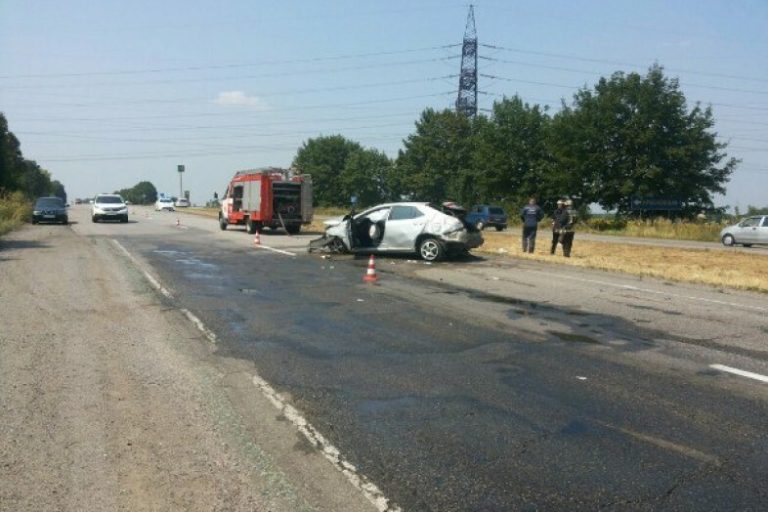 ДТП в Днепре: Toyota Corolla врезалась в КАМАЗ и несколько раз перевернулась