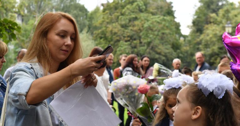 Криворожане обсуждают, нужны ли депутаты и линейки в школах на 1 сентября