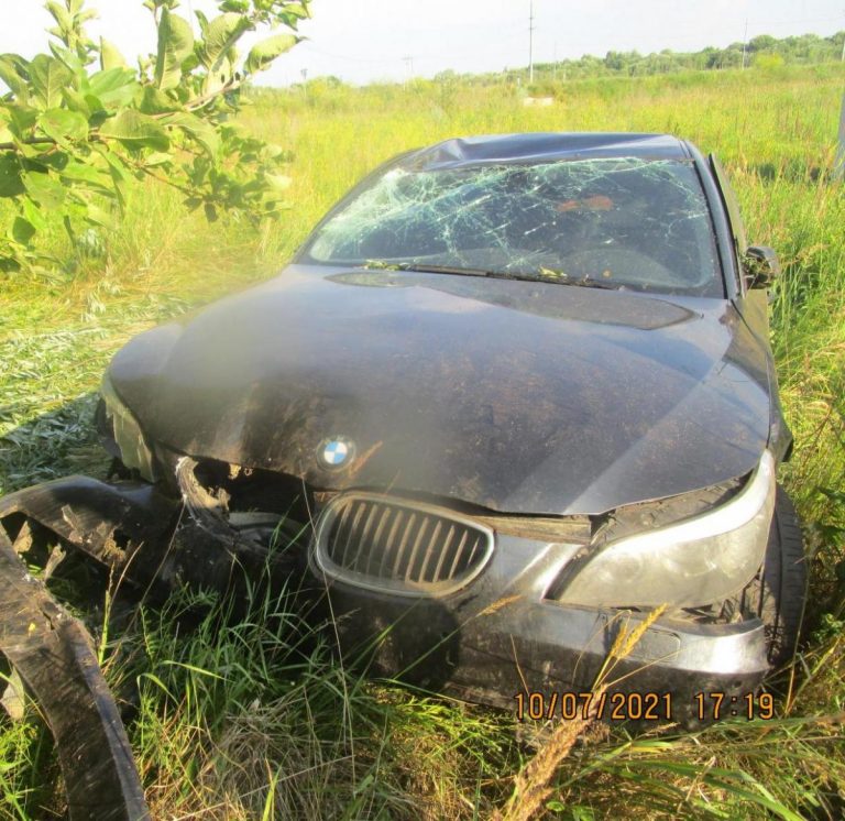 Криворожанин на «BMW» вылетел в кювет: двоих парней госпитализировали