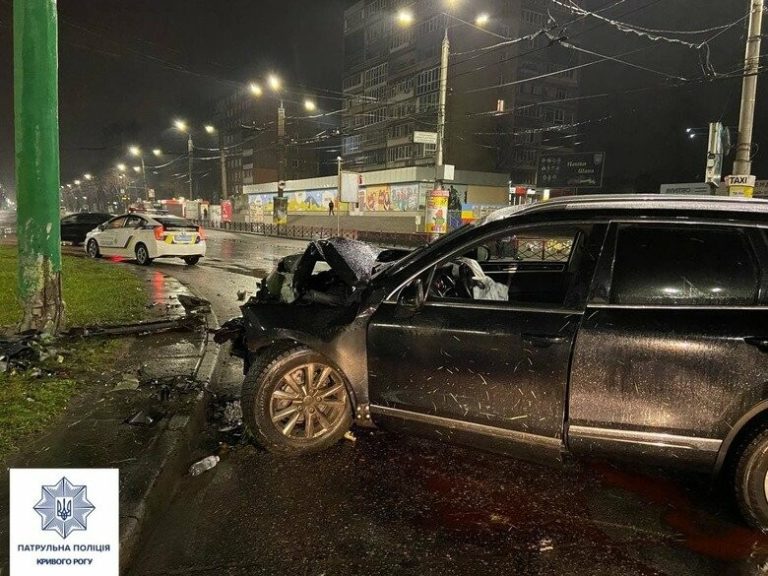 Криворожанин влетел в столб из-за невнимательности