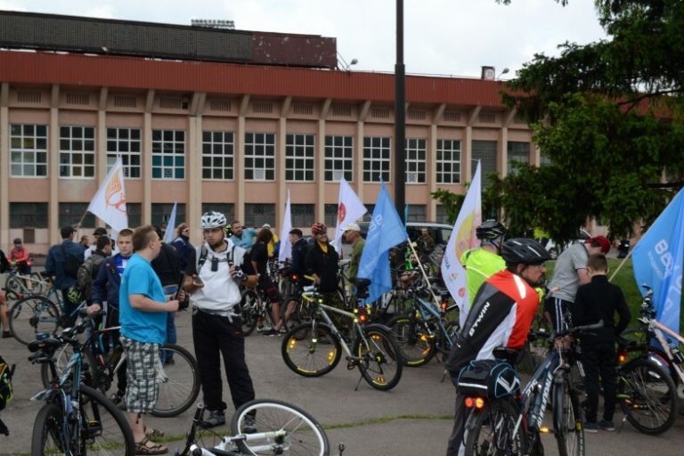 Экскурсия на двухколесных, новый маршрут и ПДД-памятка — в Кривом Роге проходит Велодень