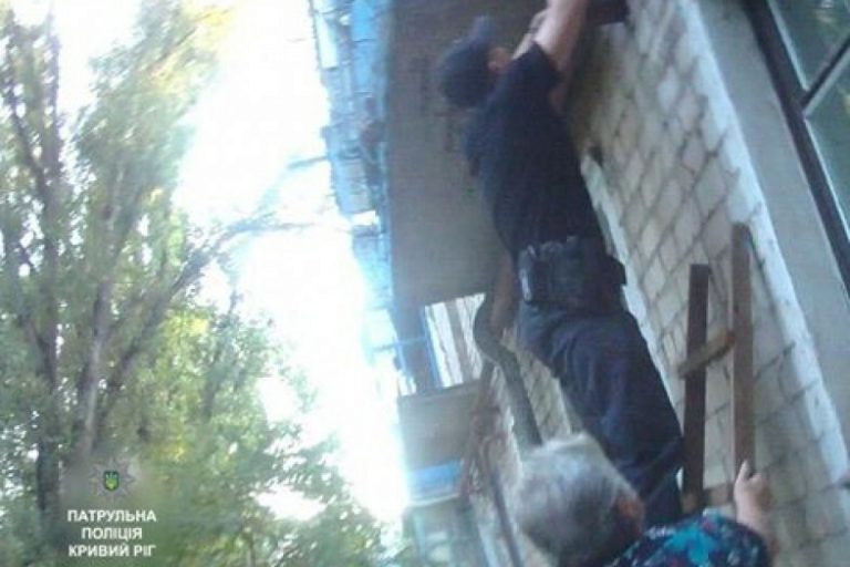 Полицейские влезли в квартиру криворожанки, которая смешала алкоголь с инсулином
