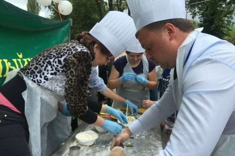 В День Европы Полтавец и Ратинов приготовили вареники и накормили ими криворожан