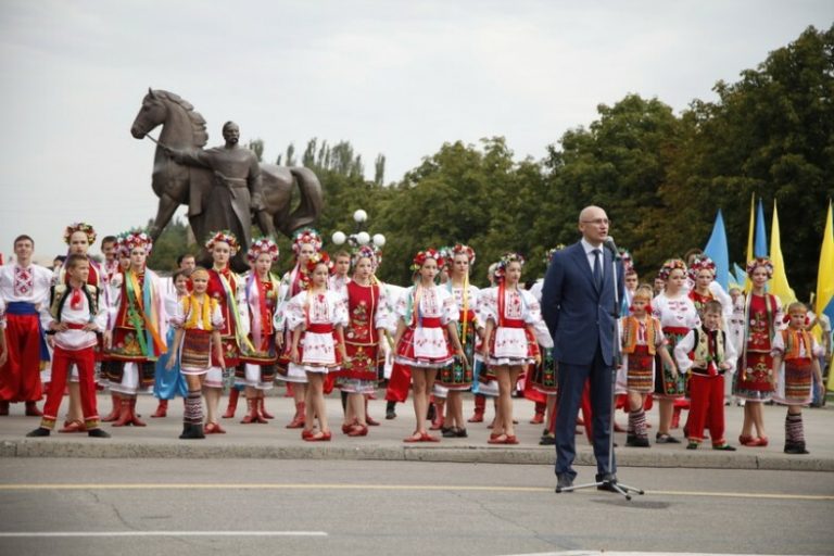 В День Независимости криворожанина хотели задержать за выкрик «Ганьба!» в сторону заместителя мэра