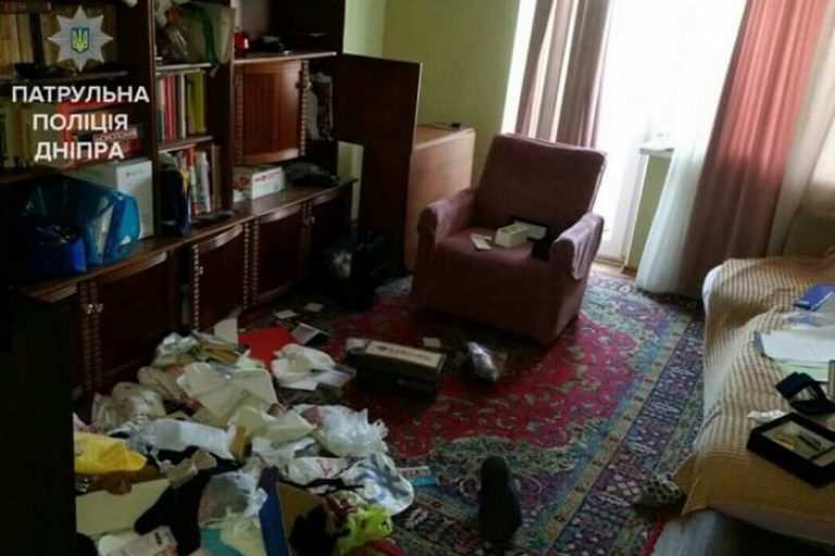 В Днепре домушники пытались убить хозяина квартиры