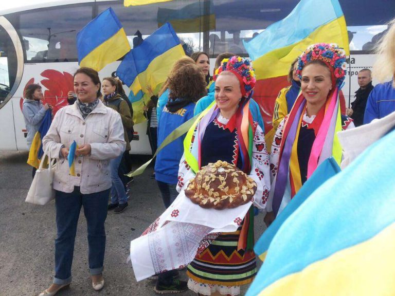В Днепре героев Паралимпиады в Рио встречали цветами, объятиями и караваем