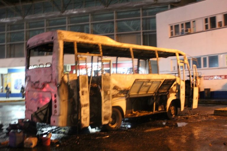 В Днепре на автовокзале горит автобус