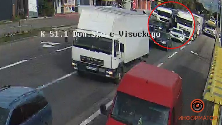 Возле супермаркета Varus на Донецком шоссе насмерть сбили женщину