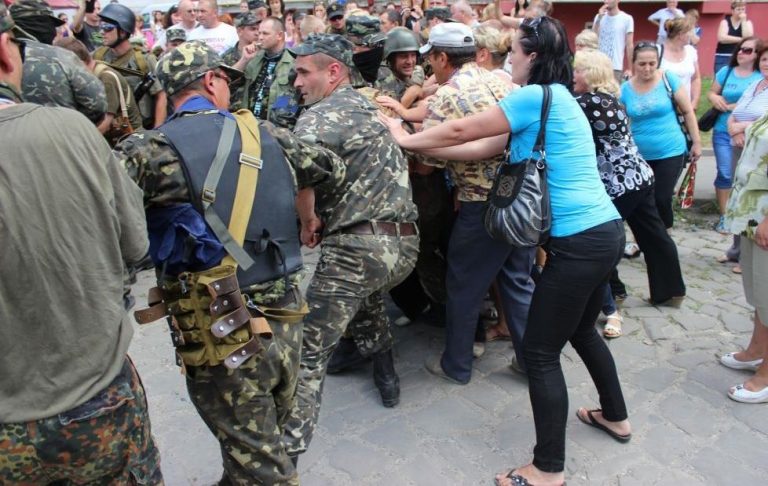 Возле Южмаша ловят призывников (видео)